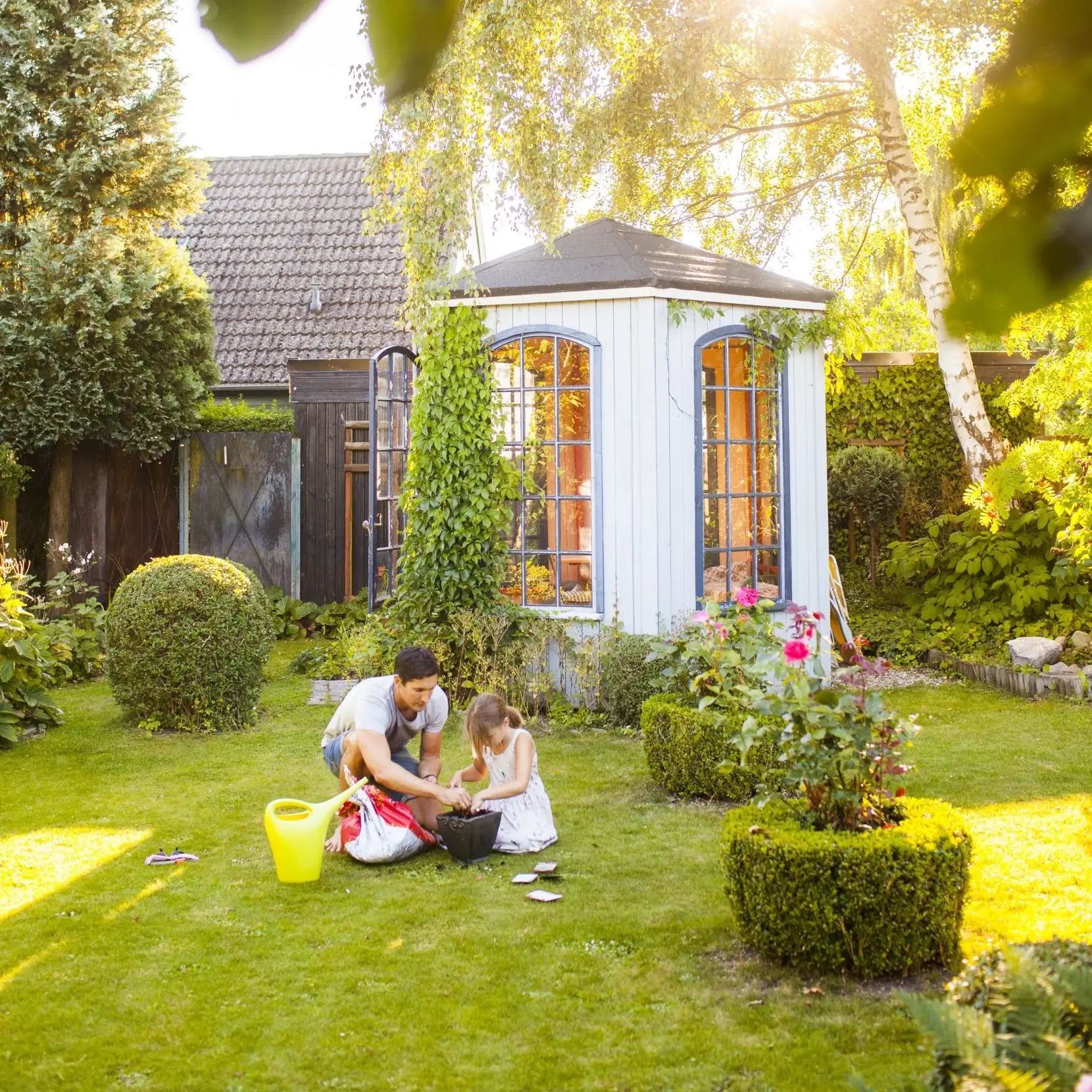Bepflanzung & Design in Köln: Einpflanzen von neuen Gewächsen im Garten
